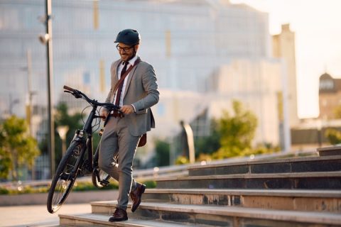 交通費を浮かせてチャリ通する同僚にモヤモヤ。これって立派な「詐欺」では？と心配です。 会社に伝えるべきか悩んでいます。会社に報告して自分にメリットはあるのでしょうか…？