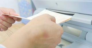 父の死後「口座凍結される」と知らず、葬儀費用“200万円”を引き出してしまった！「不正引き出しになる」と聞き不安ですが、返金は必要ですか？ 相続税は増えてしまうでしょうか？