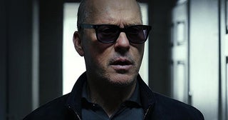 「殺し屋のプロット」あらすじ・概要・評論まとめ～失われていく記憶の中で実行される“完全犯罪の世界”でレジェンド俳優初共演～【おすすめの注目映画】