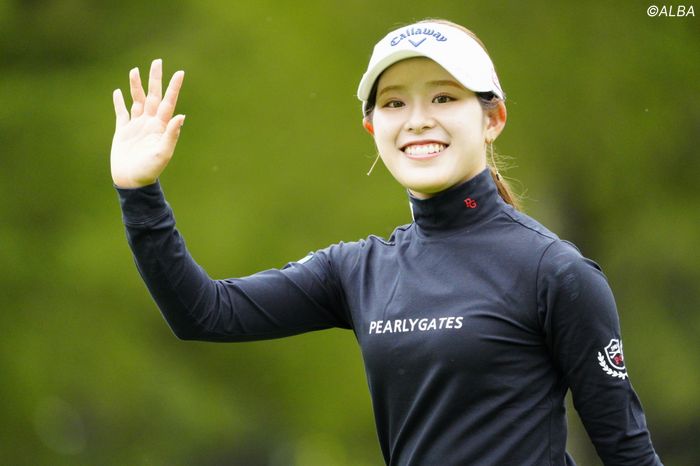 お揃いのリボンをつけた吉田鈴&菅沼菜々の2ショットに絶賛コメント殺到！「ゴルフが上手くて美人とか反則だ」