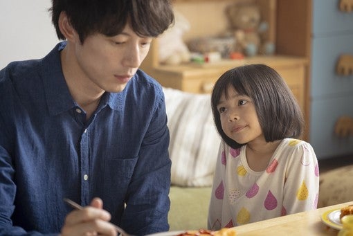 坂口健太郎主演『私はあなたを知らない、』幼少期の朝子を演じる倉田瑛茉の場面カット解禁
