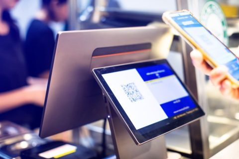 旅行先で入ったカフェが「現金お断り」の店で驚きました。キャッシュレス決済が普及しているとはいえ、店舗側が現金払いを断るのは“違法”ではないのでしょうか？