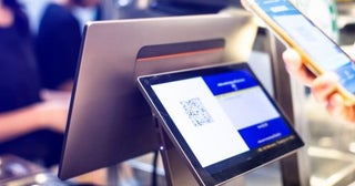 旅行先で入ったカフェが「現金お断り」の店で驚きました。キャッシュレス決済が普及しているとはいえ、店舗側が現金払いを断るのは“違法”ではないのでしょうか？