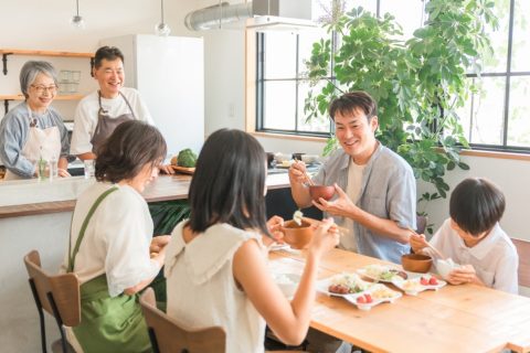 お盆に家族4人で帰省すると新幹線代だけで「12万円」…。妻は「親が帰ってきてほしいと言うなら半分出してもらってもいいのでは？」と言いますが、帰省費用を親が負担するケースは一般的なのでしょうか？
