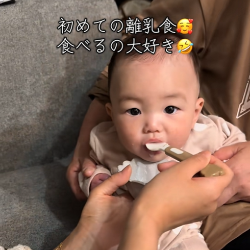 初離乳食とは思えない食いつきの赤ちゃん！ 食べ慣れてる感がすごい「待ってました」