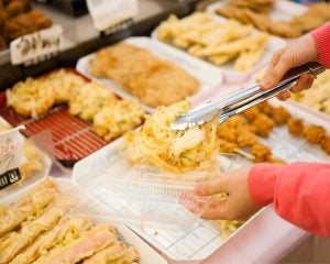 「日高屋・王将」の“ちょい飲み需要”に黄信号？ドラッグストアが「総菜」で外食チェーンを飲み込む未来