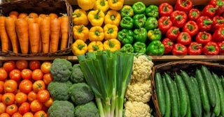 野菜は必ず「八百屋」で購入する母。「たくさん買っても1000円いかないのよ」と豪語していますが「スーパー」との違いがわかりません。八百屋で野菜を購入する「メリット」はあるのでしょうか……？