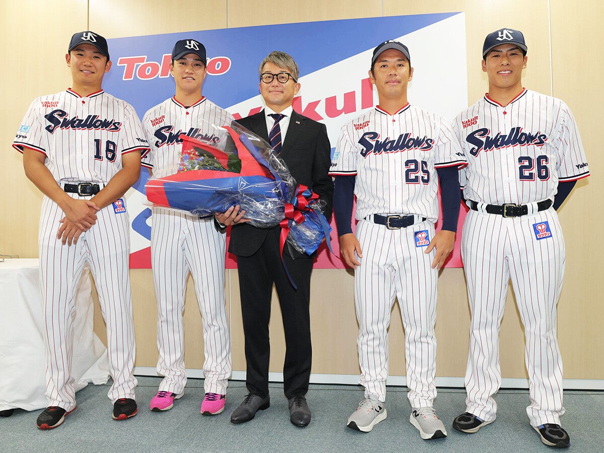 【プロ野球】「一緒にキャッチボールしようよ」 石川雅規が悩める後輩たちに伝え続けたこと山野、高橋、奥川が明かす"大先輩の教え"