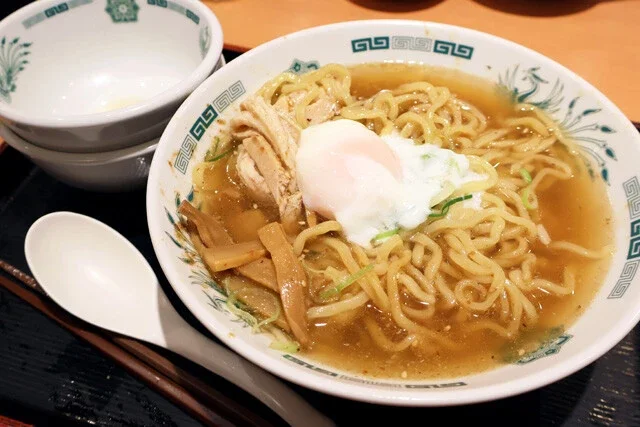 【日高屋の汁あり汁なしラーメン】日高屋の汁なしラーメンに単品のスープを追加したら魚介醤油ラーメンに大進化！さらに餃子を入れると異次元のウマさ!!＜野島慎一郎のバカレシピ＞