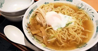 【日高屋の汁あり汁なしラーメン】日高屋の汁なしラーメンに単品のスープを追加したら魚介醤油ラーメンに大進化！さらに餃子を入れると異次元のウマさ!!＜野島慎一郎のバカレシピ＞