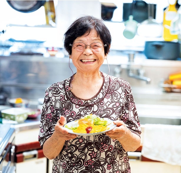 【93歳おばあちゃんのハッピーライフ】家族の食事作りやゲームや動画配信が活力に！