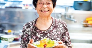 【93歳おばあちゃんのハッピーライフ】家族の食事作りやゲームや動画配信が活力に！