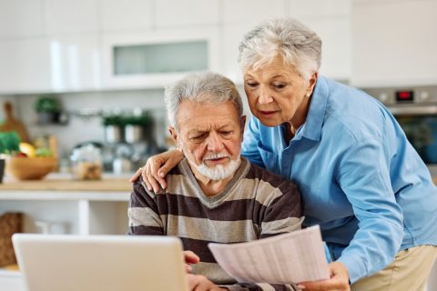 年金は自動でもらえない？父が65歳になり年金の支給日を迎えましたが、振り込まれていないようです。受給するには手続きが必要なのでしょうか？