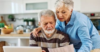 年金は自動でもらえない？父が65歳になり年金の支給日を迎えましたが、振り込まれていないようです。受給するには手続きが必要なのでしょうか？