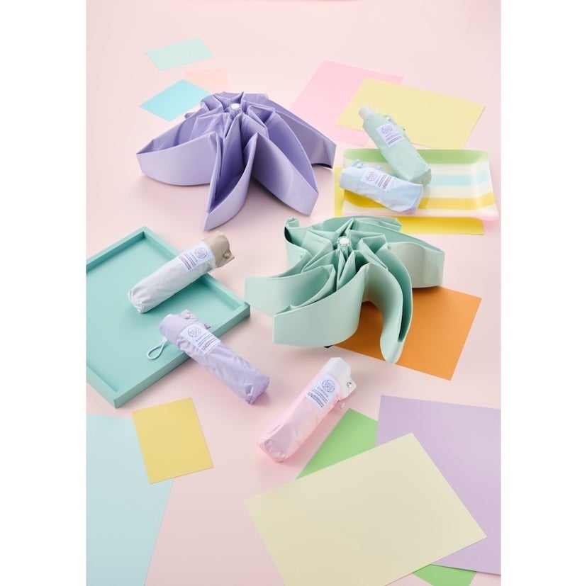 バッグに入れてるのを忘れる軽さ！173gでパッとたためて、毎日持ちたいカラフル日傘が登場