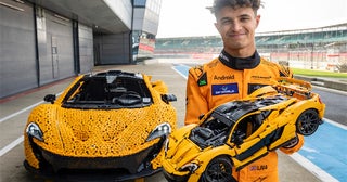 ランド・ノリスが実物大の「レゴ®テクニック™ McLaren P1™」でシルバーストン・サーキットを走る