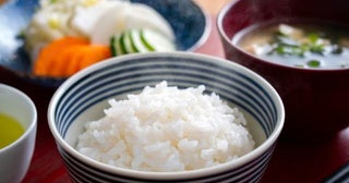 「食費」が「月4万円」かかっているという65歳一人暮らしの父。「宅食」を利用したほうが安くて健康的なのでは？