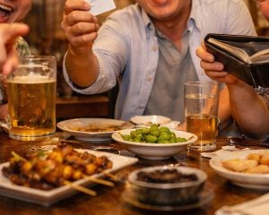 「店が潰される」迷惑客のせいで経営者夫婦が大ゲンカ…地元で開業した店に現れた“厚かましい常連客”の実態