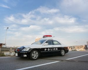 「怖い、どうしよう…」“あおり運転”してきた白いスポーツカー。危機一髪で警察に捕まるまで