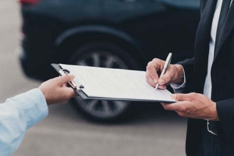 レンタカーを返却した翌日、「傷が見つかったので修理代3万円をお願いします」と連絡が…。身に覚えがないのですが、出発前の写真がなければ支払いを断れないのでしょうか？