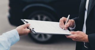 レンタカーを返却した翌日、「傷が見つかったので修理代3万円をお願いします」と連絡が…。身に覚えがないのですが、出発前の写真がなければ支払いを断れないのでしょうか？