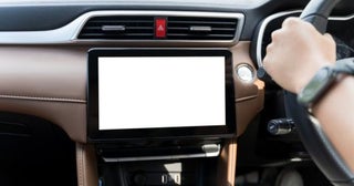 車好きの友人からカーナビは「後付け」がお得と聞いたのですが、どのように選べばよいでしょうか？できれば「10万円未満」を選びたいのですが……。