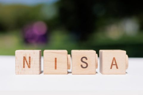 NISAで「手元の200万円」を“月2万円積み立て”予定が、夫に「まとめて投資したほうが得」と言われました。一括だと「もし急落したら」と怖いのですが、長期的には得ですか？ 複利効果を確認