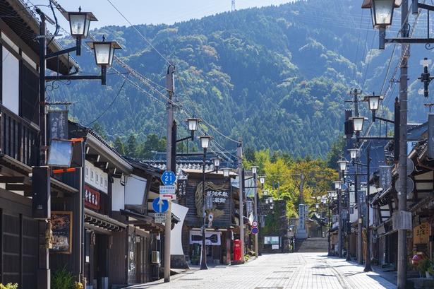 暮らすように街を旅する。富山県・井波の古民家に宿泊し、木彫りの街を散策、職人弟子入り体験も！