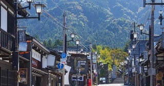 暮らすように街を旅する。富山県・井波の古民家に宿泊し、木彫りの街を散策、職人弟子入り体験も！