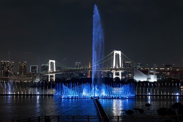 新名所誕生でお台場の夜がもっとロマンティックに！世界最大級の噴水「東京アクアシンフォニー」が話題