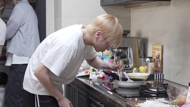 TXT・TAEHYUN“シェフ”「いい出来だ！」豪華な幼児食を準備も…赤ちゃんが食べてくれずアタフタ＜TXTの育児日記＞