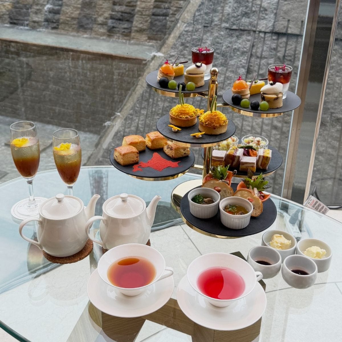 ザ・プリンス パークタワー東京で秋の北海道を味わうアフタヌーンティーを編集部が体験。珍しいつぶ貝のアヒージョに舌鼓