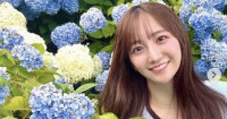父親は元プロ野球選手・北海道の美人アナ26歳、紫陽花バックの爽やかショットに反響