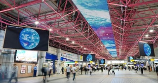 【愛知県名古屋市】金山総合駅の大型デジタルサイネージで、宇宙から見た地球の姿を届ける特別映像を放映