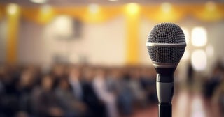 人前で話すのが苦手…緊張で涙目になり声が震える…どうすれば上手に喋れる？ 悩む相談者への共感とアドバイス続々 