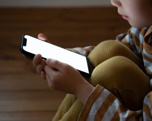 SNS「一律禁止」は子供をより危険な場所へ追いやる？山口真由が語るオーストラリアの失敗と親の責任