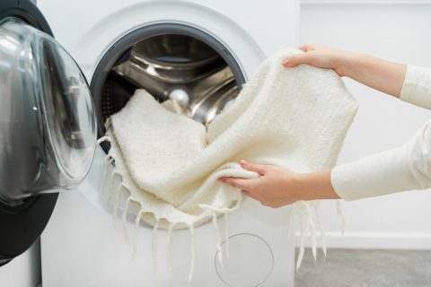 「浴室乾燥機」VS「乾燥機付き洗濯機」、電気代を節約できるのはどちら？