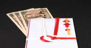 以前ご祝儀に「1万円」くれた友人が結婚！ 式に招待されたけど、ご祝儀「3万円」払う必要はありますか？ 私も金欠なので、1万円で大丈夫でしょうか？