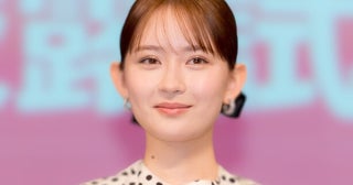 “透明感極まる美顔”が反則級…畑芽育、ネイビー系ニット姿に「綺麗すぎて時止まった」「かわい過ぎ」