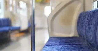 「電車のロングシートで駅弁を食べる」のはマナー違反？「みっともない」「臭いなければOK」賛否の声
