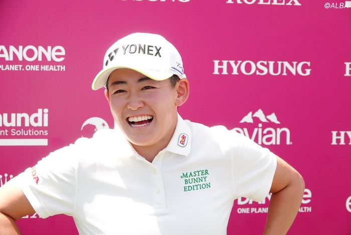 相棒と息ピッタリ「1人じゃない」岩井明愛が日本勢3人目のメジャー単独首位発進