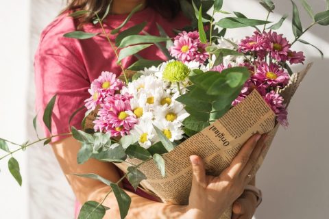 花屋で「予算7000円」と伝えたら“税込み7700円請求”された！ 予算は「税込みが常識」ですよね？ 消費税分は「自腹で払うべき」ですか？ SNSで話題の事例で確認