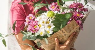 花屋で「予算7000円」と伝えたら“税込み7700円請求”された！ 予算は「税込みが常識」ですよね？ 消費税分は「自腹で払うべき」ですか？ SNSで話題の事例で確認