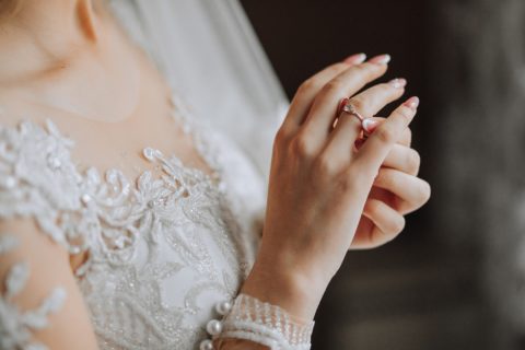 娘の結婚費用「250万円」をタンス預金から“手渡し”で援助。「振り込みじゃないからバレない」と思っていたのですが、甘いでしょうか？