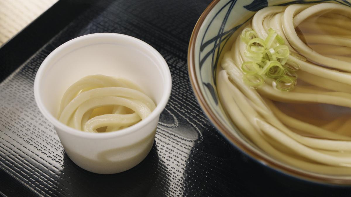 【丸亀製麺】2日間限定で「ひと口うどん」を無料配布！「釜抜き」と「締め」を食べ比べできる。