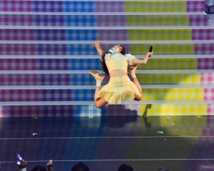 『顔面重要文化財』と注目浴びるAKB48・伊藤百花がエビ反りジャンプで魅せる!!