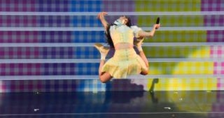 『顔面重要文化財』と注目浴びるAKB48・伊藤百花がエビ反りジャンプで魅せる!!