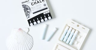 環境にやさしい「シーシェルチョーク」は黒板アートにもおすすめ。ホタテの貝殻を有効活用！