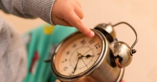 あえて「時間のずれた」時計を家に置く理由とは？ 3児を東大理系に導いたワーママのおうち算数教育