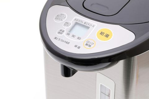 カップラーメンをよく食べるので電気ポットをつけっぱなしです。しかし先日電気ケトルの方が安いと聞きました。そんなに電気代は変わるのでしょうか？